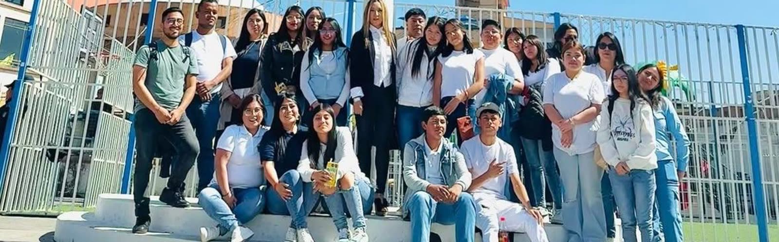 Estudiantes del IEM Huixquilucan frente al plantel